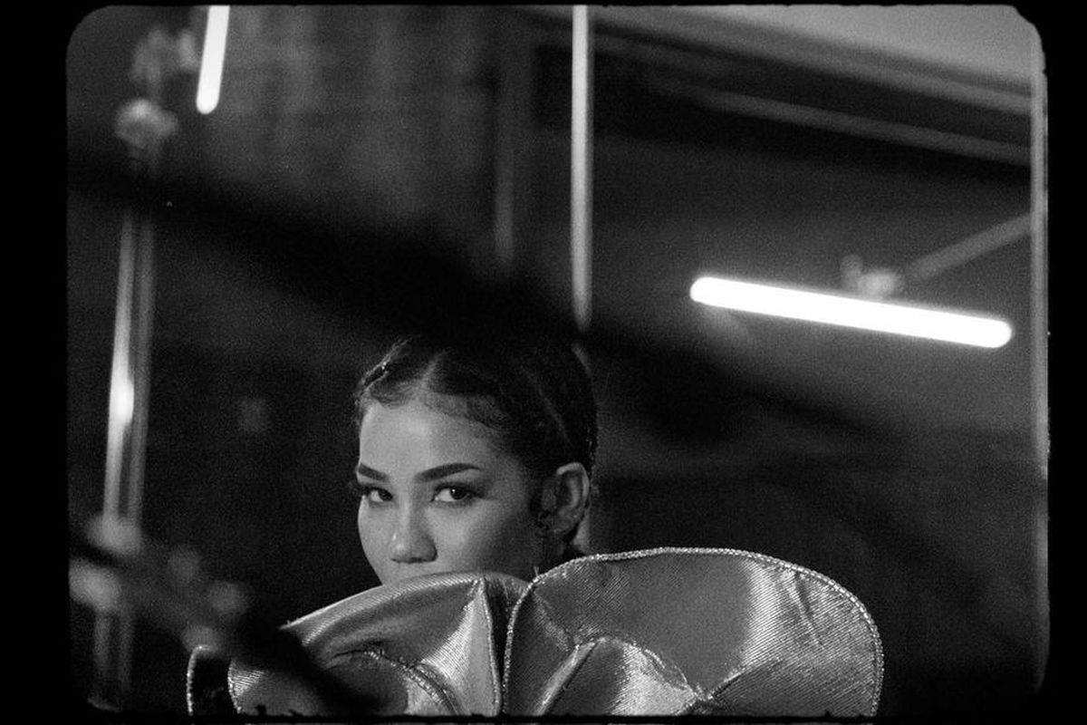 FOR “10K HOURS,” JHENÉ AIKO RELEASES BLACK-AND-WHITE VIDEO WITH NAS